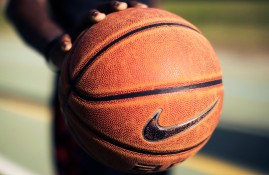 IM电竞体育-浓眉哥在勇士比赛中高光表现，挺进下一轮引发热议！