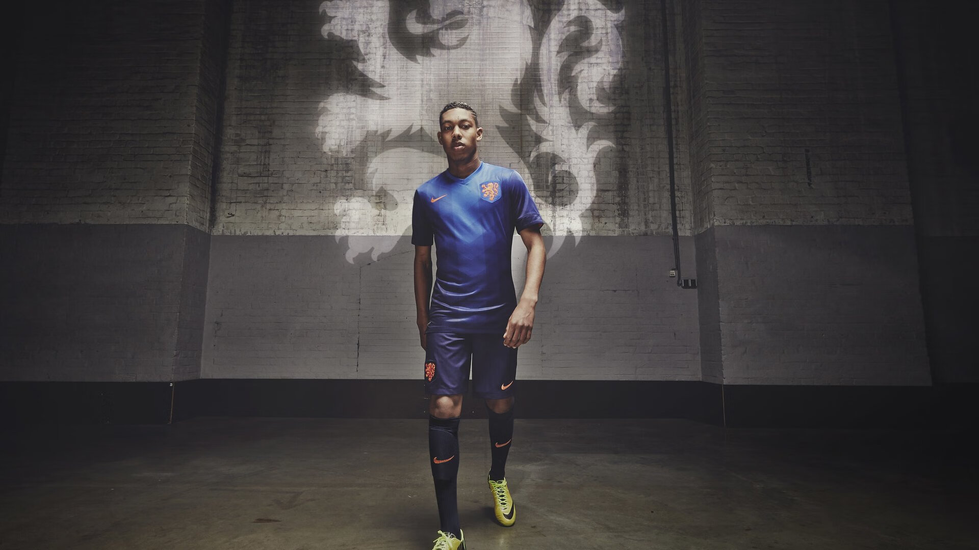 西亚卡姆回归赛场，出色防守首场状态亮眼，勇士观众沸腾！